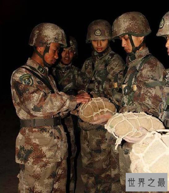 全球十大最疯狂的军事训练，美国海军生喝蛇血