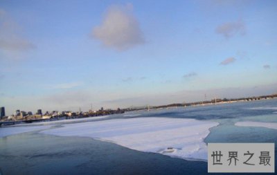 ​世界最早的人工深水航道，由当时的英国女皇美国总统揭幕