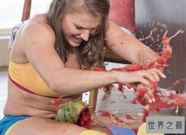 最有实力的女子,在大腿上碾碎3个西瓜的最快时间是14.65秒