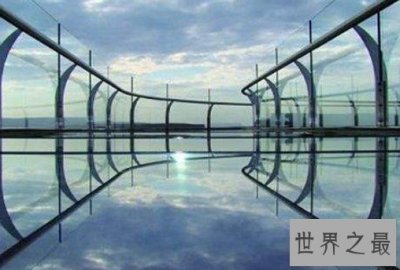 ​世界八大奇景之一，耗资四千万美元的美国大峡谷空中玻璃走廊