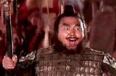 ​此人自称是张飞后裔，脚力了得能把球踢穿墙