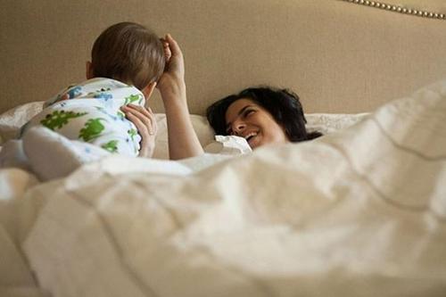 小夫妻生了孩子谁带适合 带小孩的技巧 小夫妻生了孩子谁带适合 带小孩的技巧