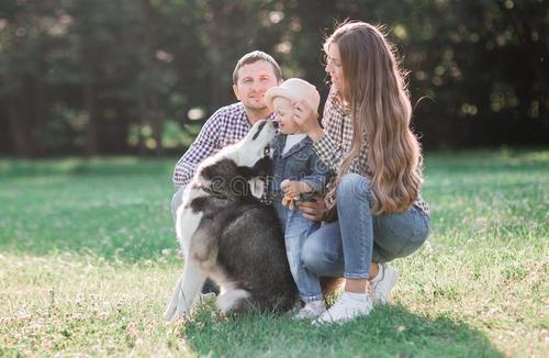 小夫妻生了孩子谁带适合 带小孩的技巧 小夫妻生了孩子谁带适合 带小孩的技巧