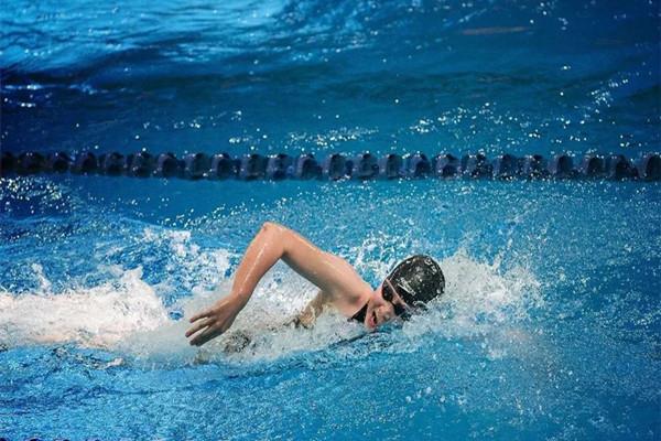 冬天游泳有什么好处 冬天游泳需要注意什么 冬天游泳有什么好处 冬天游泳需要注意什么