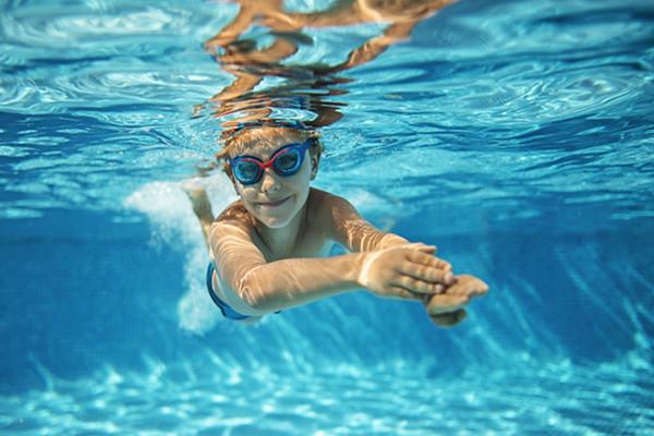 冬天游泳有什么好处 冬天游泳需要注意什么 冬天游泳有什么好处 冬天游泳需要注意什么