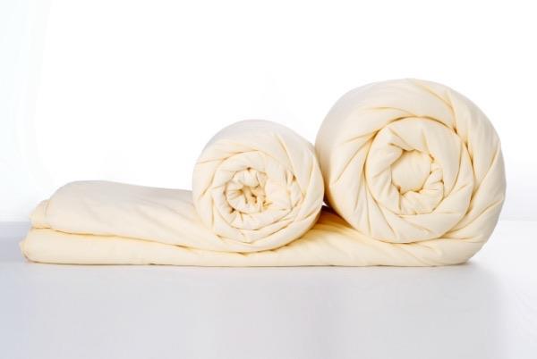 生活真正的蚕丝被多少钱，整床的价格一般在2000元到40000元  2