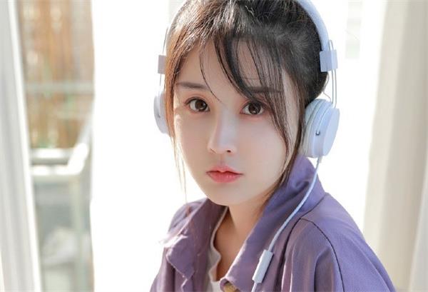 暗恋一个人怎么接近她 暗恋一个人唱什么歌给她听