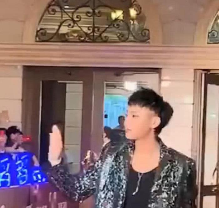 黄子韬换了新发型,将头发剪短之后气质大变,网友:权志龙?