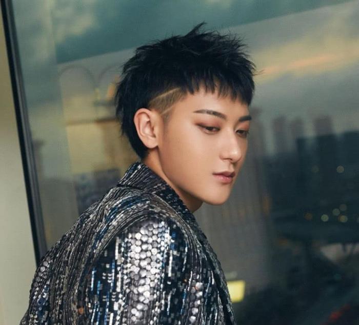 黄子韬换了新发型,将头发剪短之后气质大变,网友:权志龙?