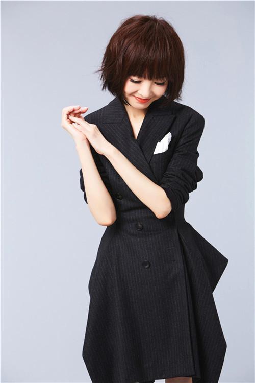 鲁豫新发型美出新高度!网友直呼:“刘海在你身上起到了整容的作