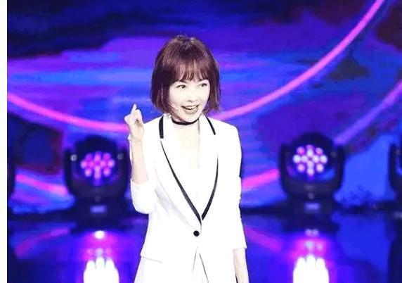 鲁豫新发型美出新高度!网友直呼:“刘海在你身上起到了整容的作