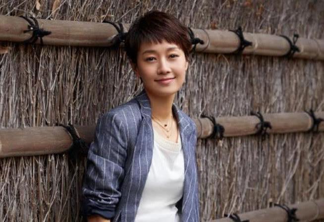 马伊琍新发型“火”了,把头发扎起换成学生头,42岁美回24岁