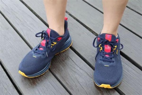 361高达q弹跑鞋测评 361高达q弹和匹克态极哪个好