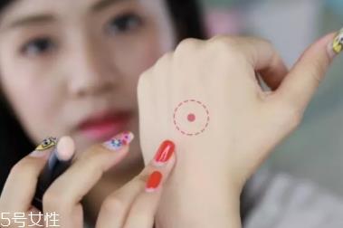 遮瑕棒和遮瑕液哪个好?遮瑕力度有区别 遮瑕棒和遮瑕液哪个好?遮瑕力度有区别