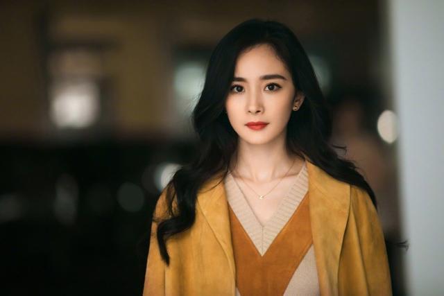 杨幂登央视春晚不装嫩复古港风美翻了!整碗米线只吃1根惊呆全场