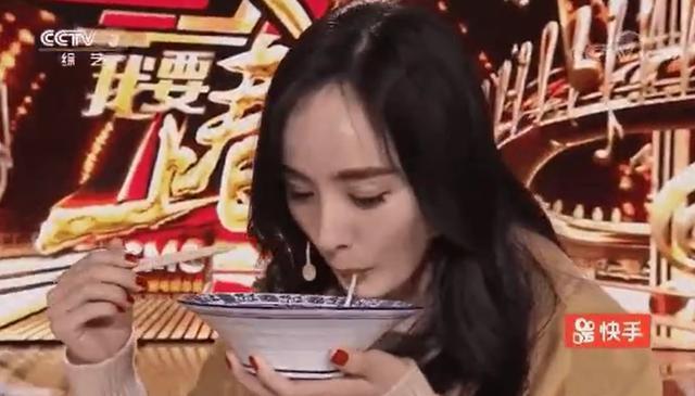 杨幂登央视春晚不装嫩复古港风美翻了!整碗米线只吃1根惊呆全场