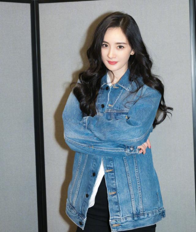 杨幂登央视春晚不装嫩复古港风美翻了!整碗米线只吃1根惊呆全场