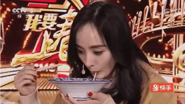 杨幂登央视春晚不装嫩复古港风美翻了!整碗米线只吃1根惊呆全场