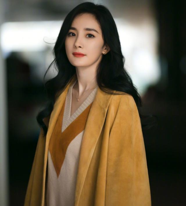 杨幂登央视春晚不装嫩复古港风美翻了!整碗米线只吃1根惊呆全场