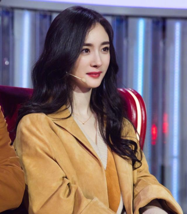 杨幂登央视春晚不装嫩复古港风美翻了!整碗米线只吃1根惊呆全场