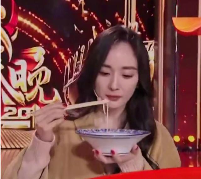 杨幂登央视春晚不装嫩复古港风美翻了!整碗米线只吃1根惊呆全场