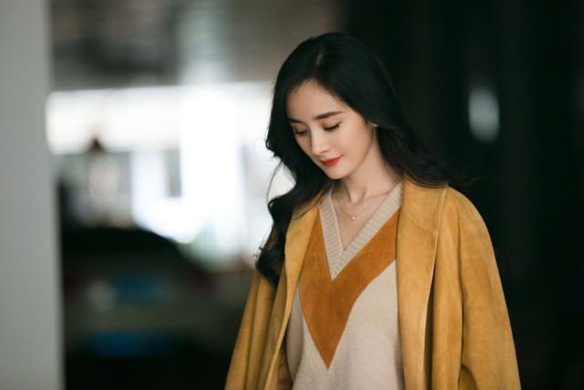 杨幂登央视春晚不装嫩复古港风美翻了!整碗米线只吃1根惊呆全场