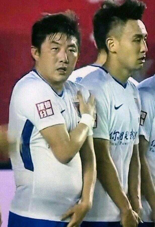 差距太明显!鲁能33岁晋级功臣肌肉线条清晰可见,崔鹏却大腹便便