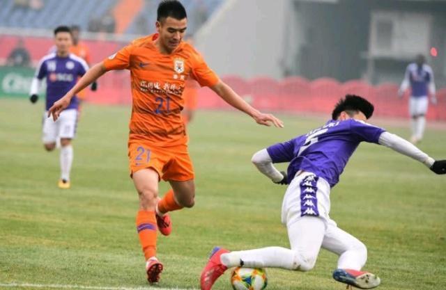 差距太明显!鲁能33岁晋级功臣肌肉线条清晰可见,崔鹏却大腹便便