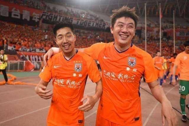 差距太明显!鲁能33岁晋级功臣肌肉线条清晰可见,崔鹏却大腹便便