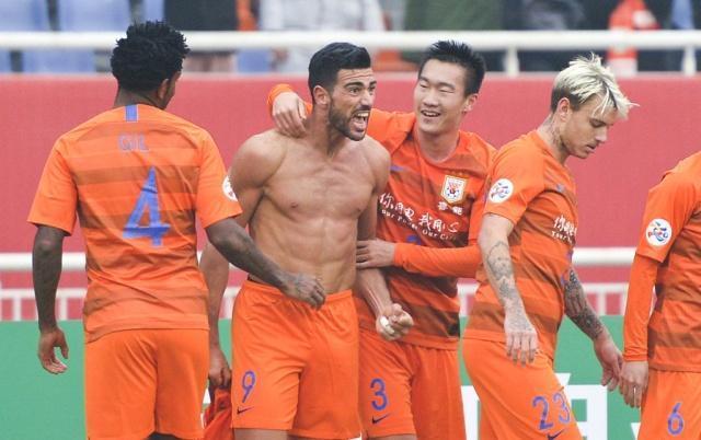 差距太明显!鲁能33岁晋级功臣肌肉线条清晰可见,崔鹏却大腹便便