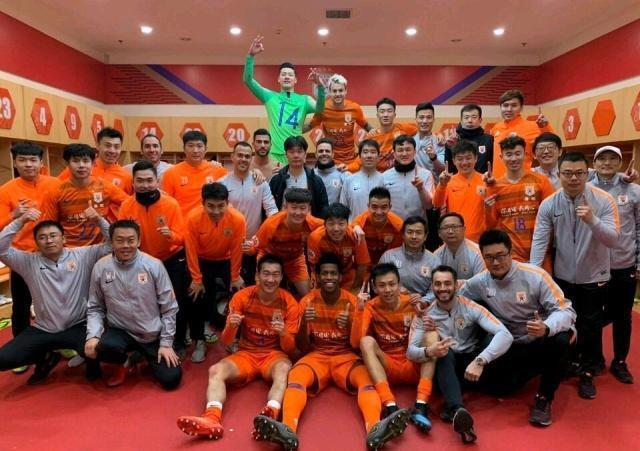 差距太明显!鲁能33岁晋级功臣肌肉线条清晰可见,崔鹏却大腹便便