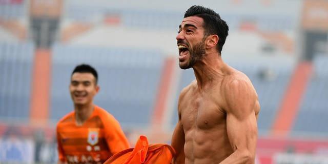 差距太明显!鲁能33岁晋级功臣肌肉线条清晰可见,崔鹏却大腹便便