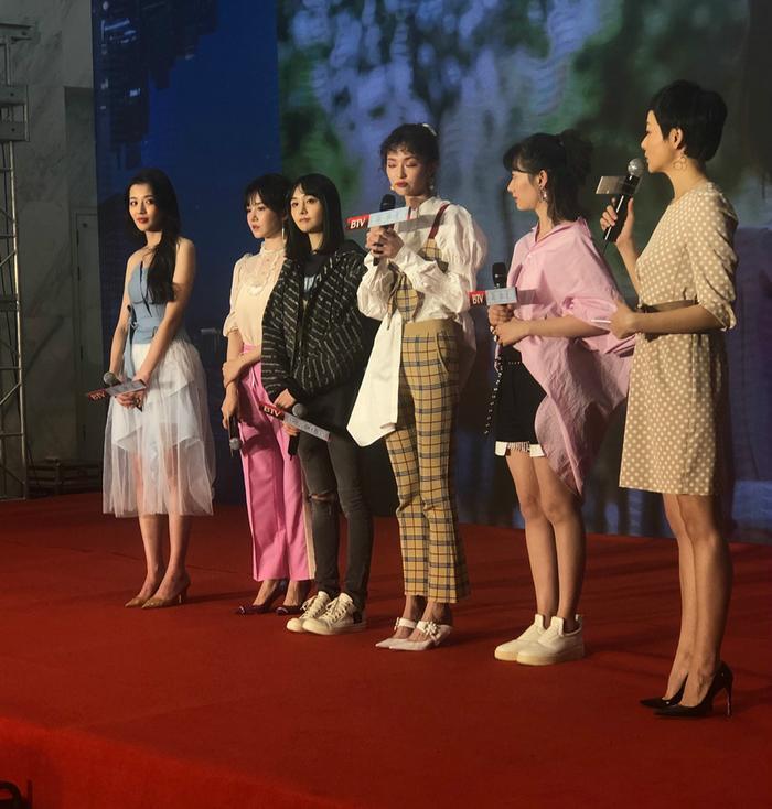 青春是疼？郑爽台上突然自扇耳光诠释“青春”，旁边女演员一脸懵