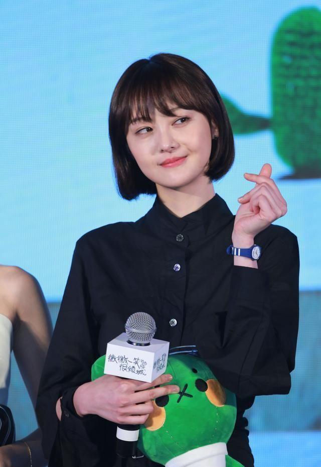 青春是疼？郑爽台上突然自扇耳光诠释“青春”，旁边女演员一脸懵