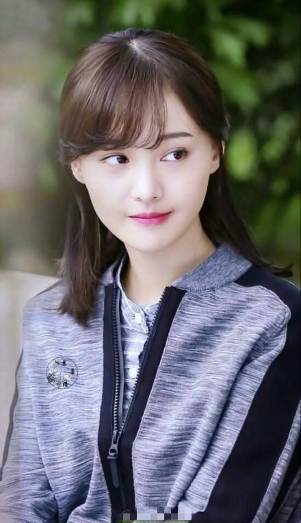 青春是疼？郑爽台上突然自扇耳光诠释“青春”，旁边女演员一脸懵