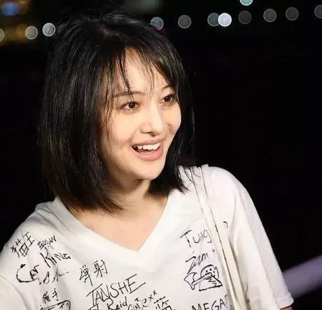 青春是疼？郑爽台上突然自扇耳光诠释“青春”，旁边女演员一脸懵