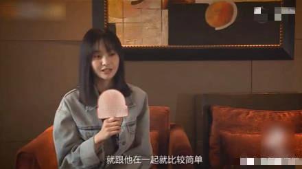 青春是疼？郑爽台上突然自扇耳光诠释“青春”，旁边女演员一脸懵