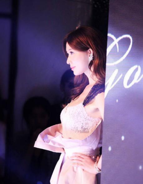 我天!林志玲也太大胆了!束腰装竟不穿上衣,网友直呼:大饱眼福