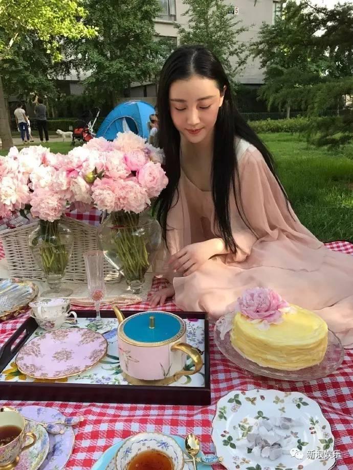 张辛苑在小区里野餐被嘲了…是真文艺还是假情调？