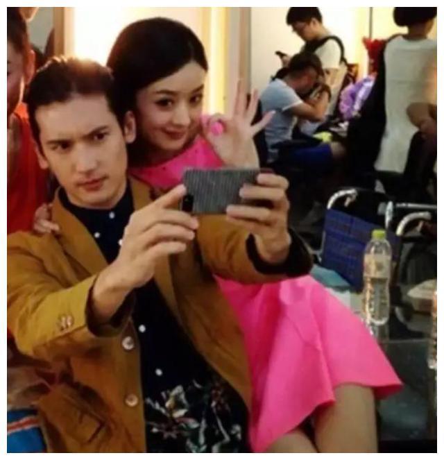 赵丽颖那些黑历史：与男星拍照亲密，吻戏直接伸舌头，太辣眼睛！