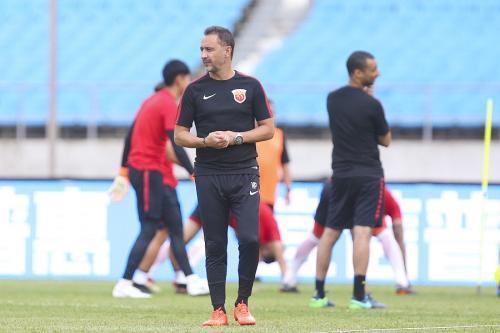 国足教练团年薪曝光,四人位列世界前20,历史第一,里皮世界第九