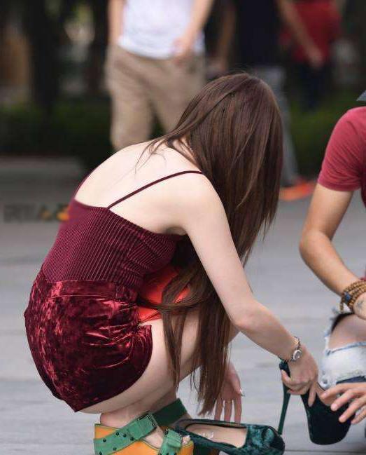 街拍: 蜜桃臀美女街头弯腰换高跟, 路人不由心头一震