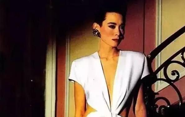 一代名媛周天娜,15岁惊艳时尚圈受世界宠爱,遇人不淑死于艾滋