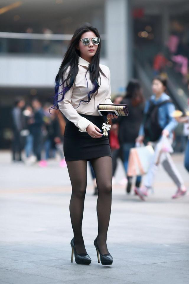 街拍: 看到身材如此丰腴的小少妇后, 我再也不敢说自己是柳下惠了