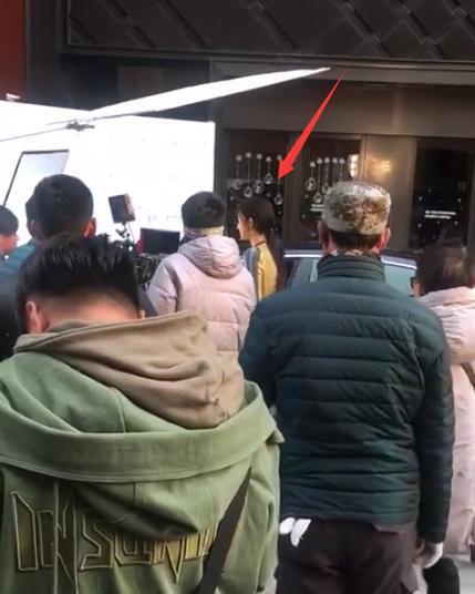 网友上海街头偶遇古力娜扎，网友：心疼娜扎反季节拍戏穿太少