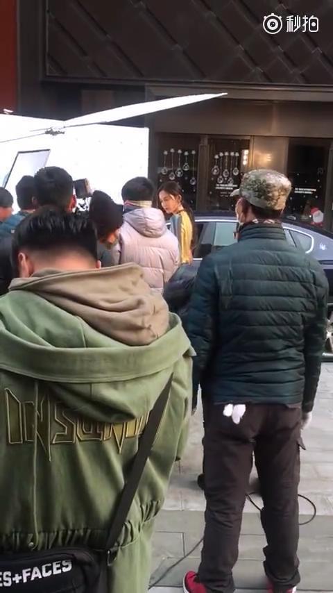 网友上海街头偶遇古力娜扎，网友：心疼娜扎反季节拍戏穿太少