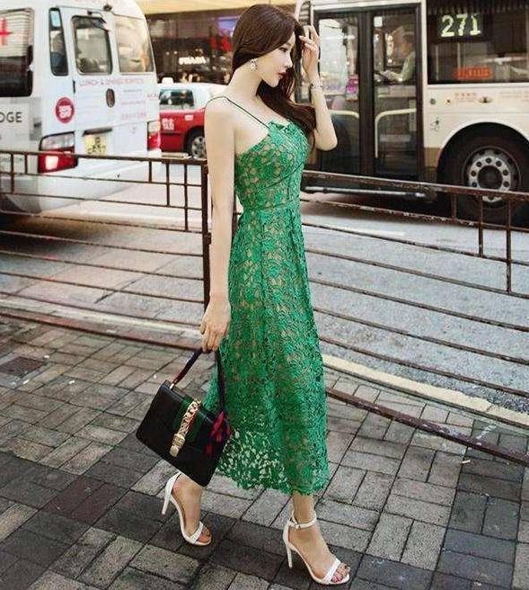 街拍：蕾丝吊带裙小姐姐，在街头十分的惹眼！