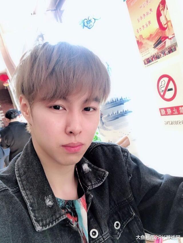 LOL: 主播包子被斗鱼封了, 吃瓜群众: 这人咋长得像卢本伟?