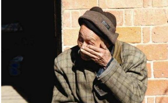 天生带有残疾,父亲将他和母亲抛弃,功成名就后父亲想挽回遭拒绝