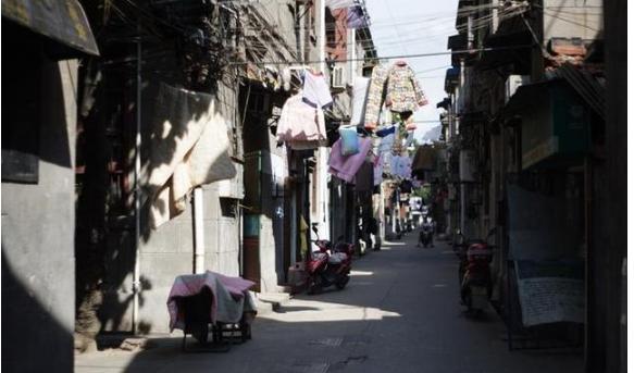 天生带有残疾,父亲将他和母亲抛弃,功成名就后父亲想挽回遭拒绝